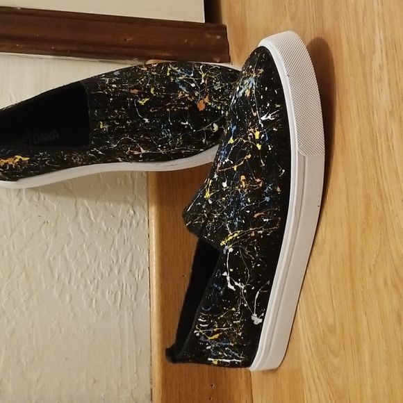 💎2 for $25💎 Minnetonka Paint Splatter Slip-on Tennis Shoes, size 8.5 Womens - Picture 1 of 15